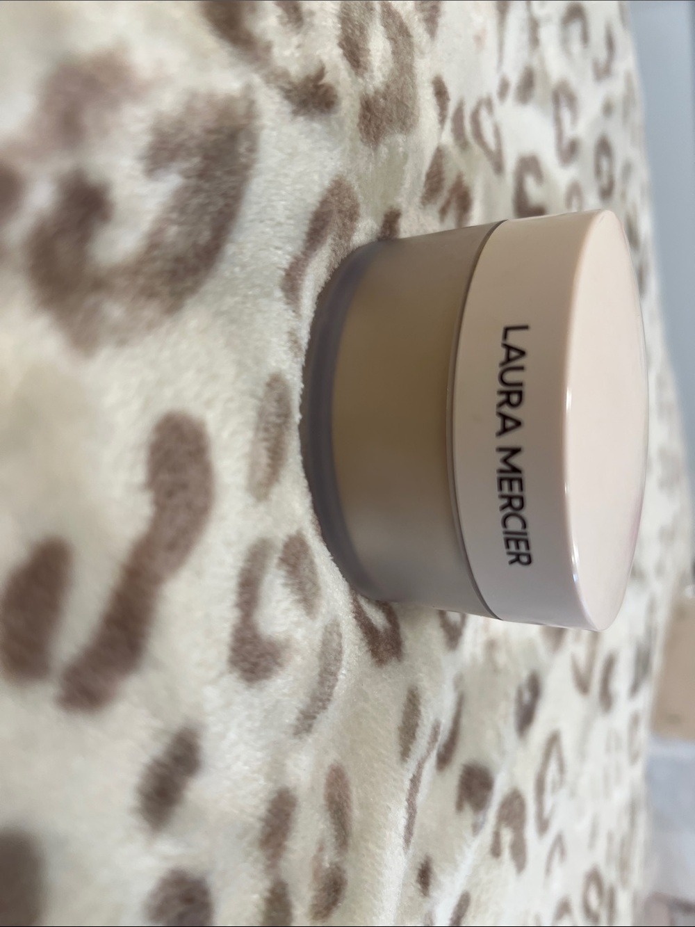 Laura Mercier Translucent Setting Powder - Picture 2 of 3
